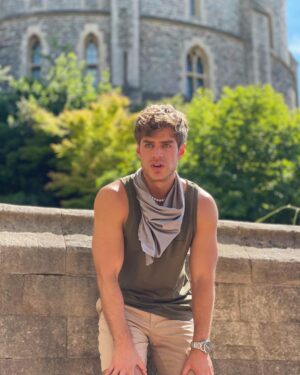 Polo Morín Instagram - Los grandes castillos están hechos de pequeñas piedras,
los grandes éxitos de pequeños progresos. 🏰👨🏼‍🔧