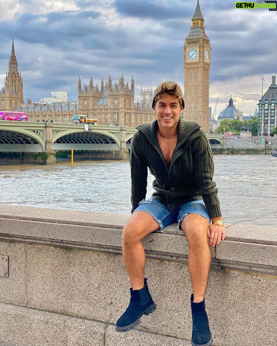 Polo Morín Instagram - Sí, más fotos de estas… me vale, estoy muy muy feliz. :) 🧀🧀🧀 London, United Kingdom