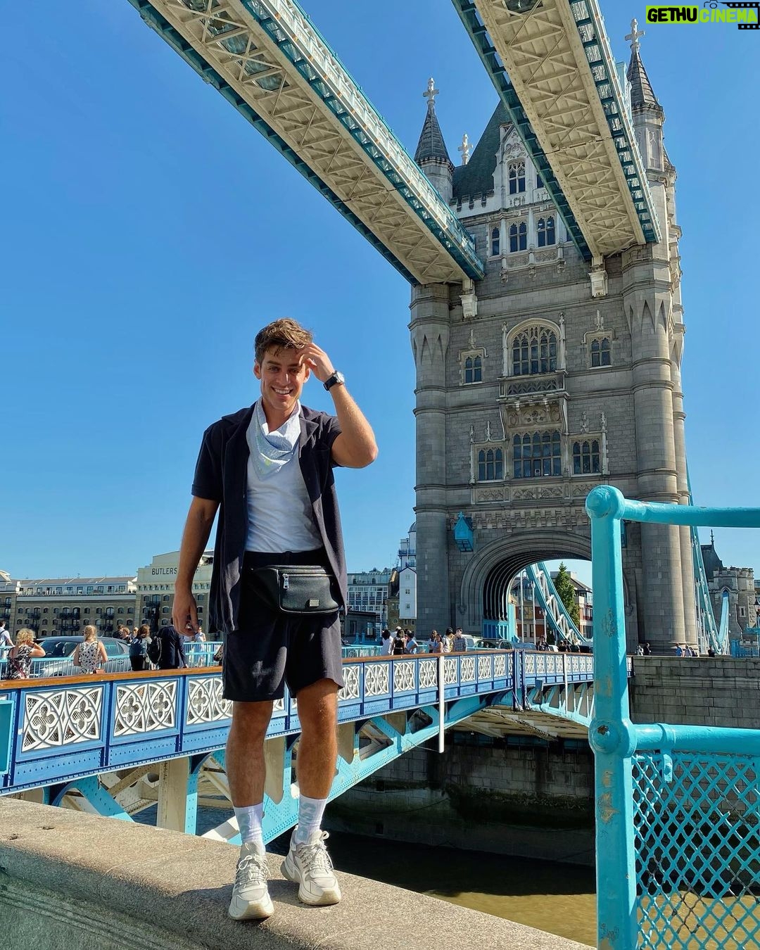 Polo Morín Instagram - La vida es muy corta, y el mundo es muy grande. 🗺🌎🫶🏼 Tower of London