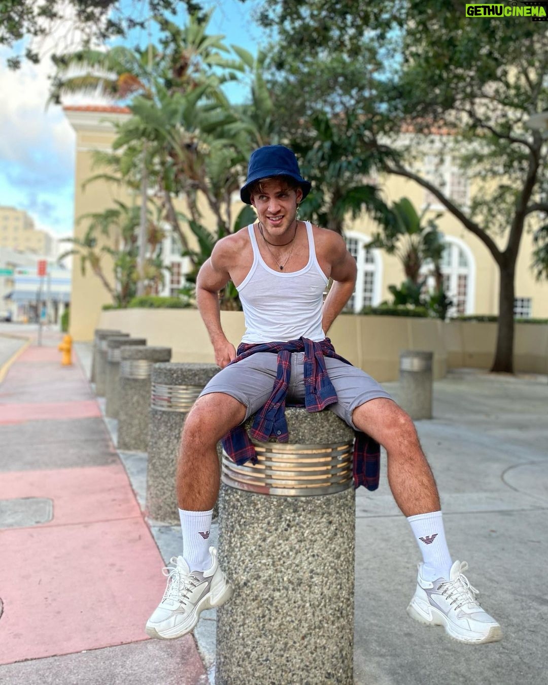 Polo Morín Instagram - Unos perros me hicieron photobomb, me caen bien. 🙃 Miami Beach, Florida