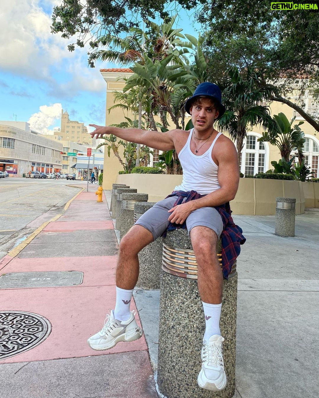 Polo Morín Instagram - Unos perros me hicieron photobomb, me caen bien. 🙃 Miami Beach, Florida