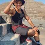 Polo Morín Instagram - Algo hice bien :) 😍 Ojalá que conozcas a alguien igual de chingón que tú, alguien que no deje morir las conversaciones, que siempre tenga algo que contarte, que te siga la corriente en cualquier tema, alguien que haya aprendido a no dejar todo a la primera falla, alguien que sea feliz contigo y te haga feliz también… esas son personas que valen la pena. ❤️🐧