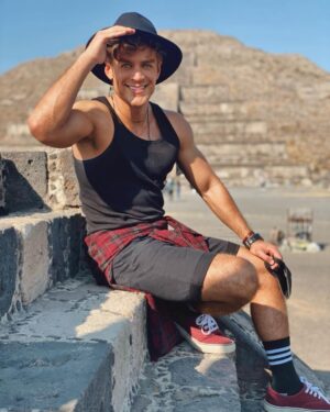 Polo Morín Instagram - Algo hice bien :) 😍
Ojalá que conozcas a alguien igual de chingón que tú, alguien que no deje morir las conversaciones, que siempre tenga algo que contarte, que te siga la corriente en cualquier tema, alguien que haya aprendido a no dejar todo a la primera falla, alguien que sea feliz contigo y te haga feliz también… esas son personas que valen la pena. ❤️🐧