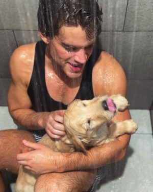 Polo Morín Instagram - Su primer baño 🐾 :)
🦮🫰🏼❣️🐾🫶🏼
#puppy