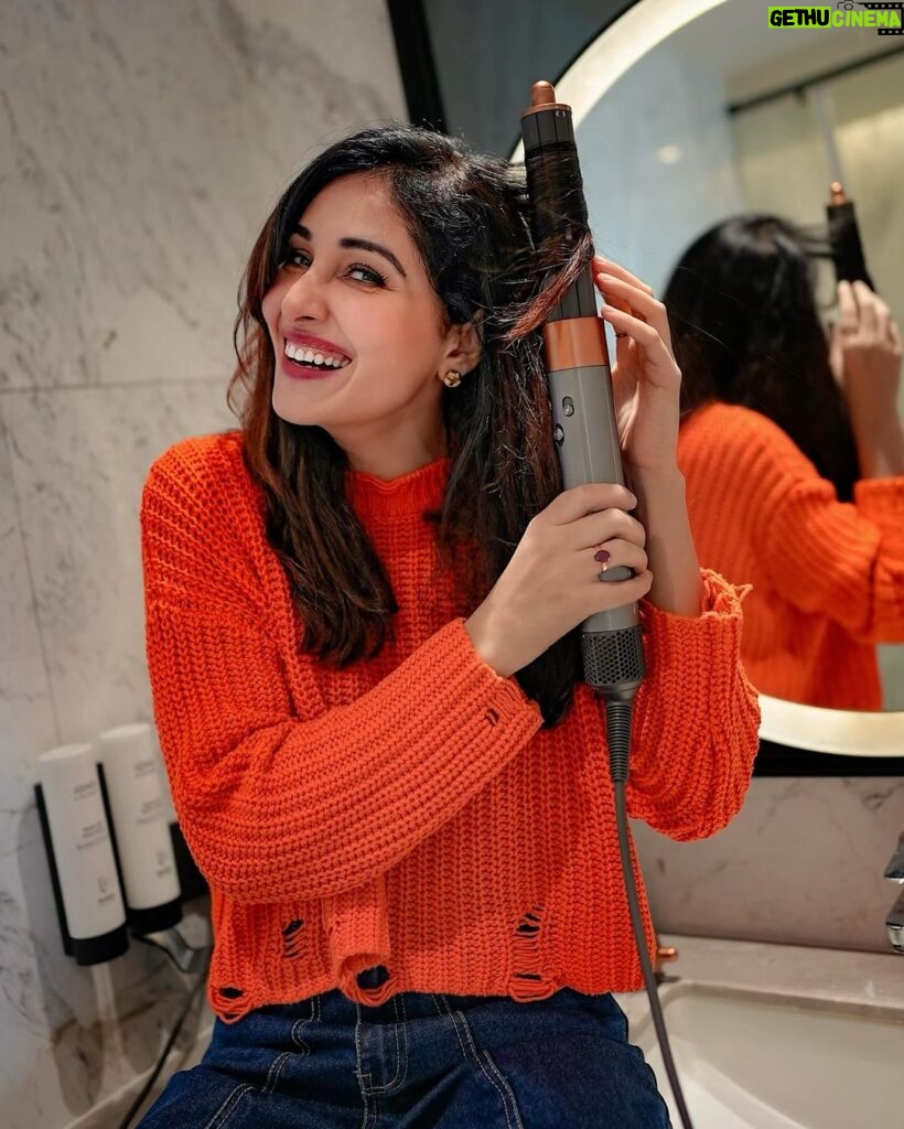 Pooja Chopra Instagram - I am as happy as my hair, as the new Dyson Airwrap multi-styler is re-engineered with enhanced Coanda airflow to self wrap hair & deliver voluminous curls with zero heat damage. @dyson_india . #dyson #dysonhair #dysonairwrap #haircaregoals