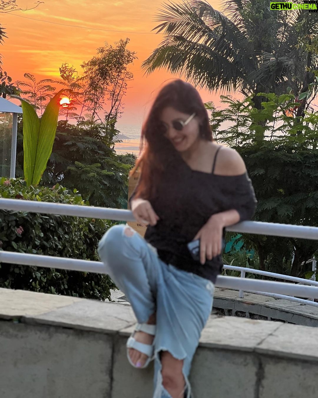 Pooja Chopra Instagram - 𝒯𝒽𝑒 𝓈𝓊𝓃𝓈𝑒𝓉 𝑔𝓁𝑜𝓌 🌇
