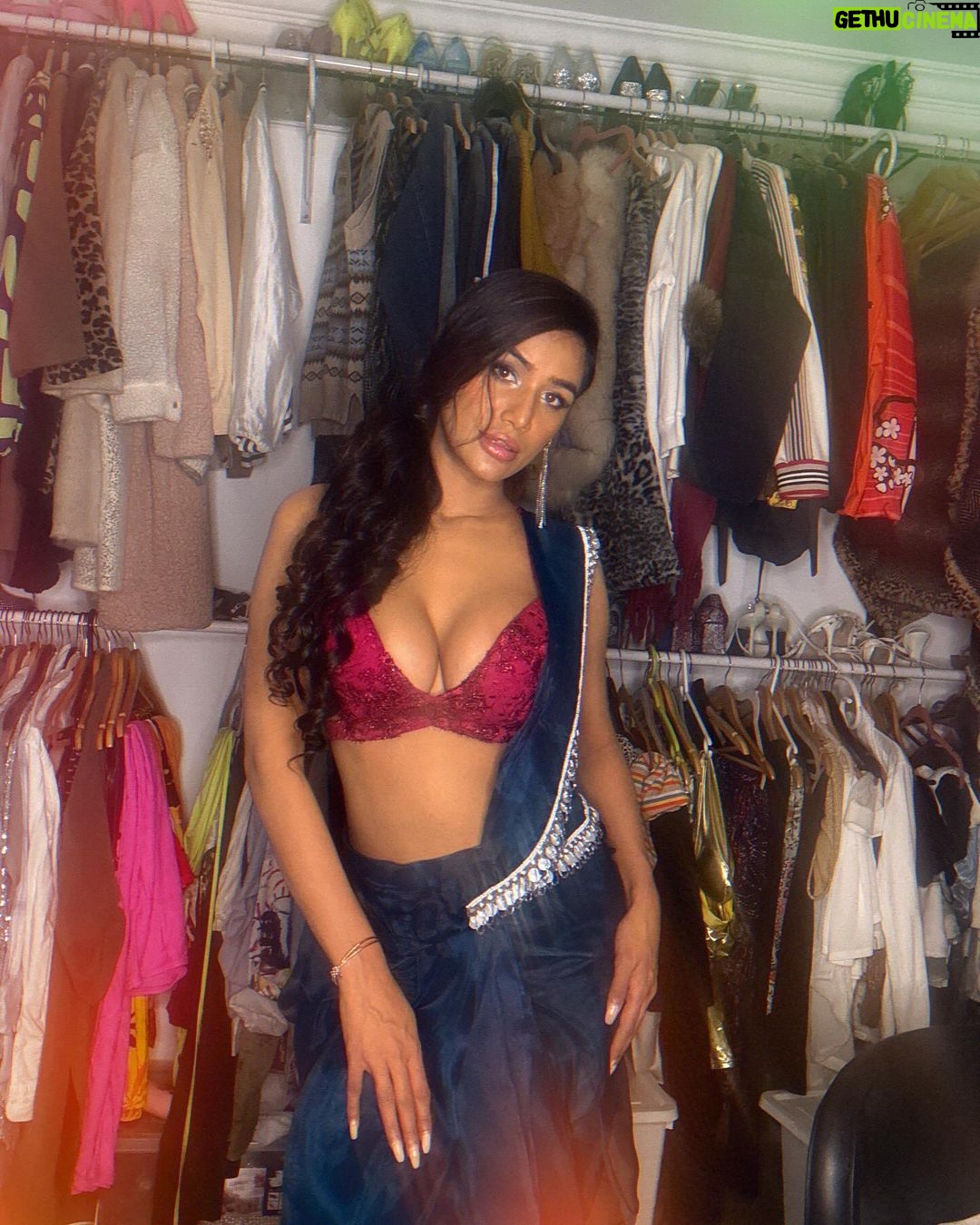 Poonam Pandey Instagram - Christmas vibe in Saree! 😜