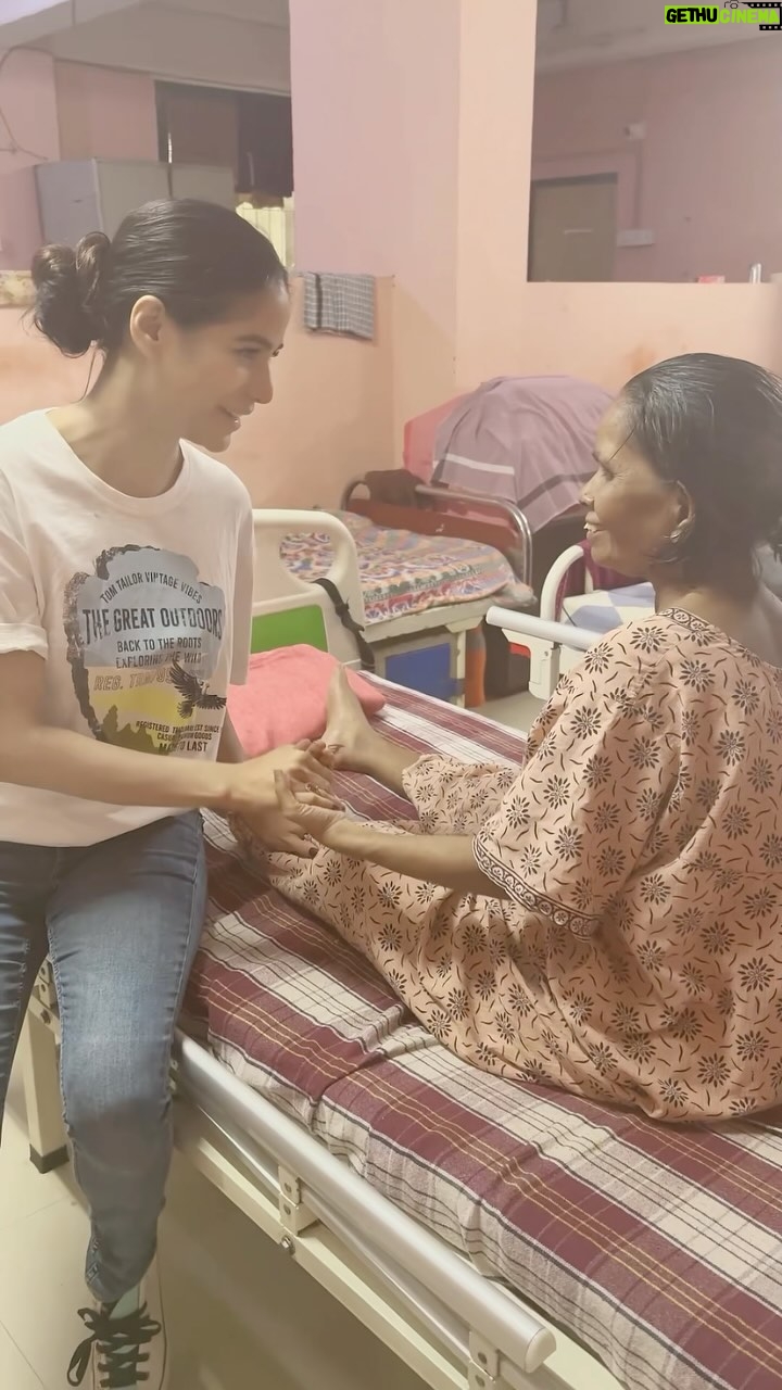 Poonam Pandey Instagram - Today is my fourth year that I’ve been away from my Papa. He was my everything, he is my everything. I decided to spend my day with these beautiful people & my day was spent well.. I love you Dad. Stay happy wherever you are.