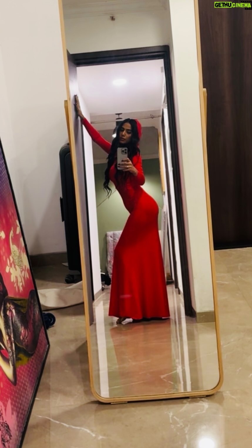 Poonam Pandey Instagram - Soh Tere Pyaar Di… . . #poonampandey #favorite #track #fun #trendingreels #poonampandeyvideos