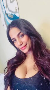 Poonam Pandey Instagram - Isko bolte hai self obsessed 😜 . . #poonampandey #poonampandeyreal #cutereel #fun