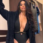 Poonam Pandey Instagram – AGAIN! Covering Caesar’s scratch..
.
#shoot #fun #honeymoon911 #webseries 
#poonampandey #poonampandeyreal #altt #caesar
