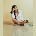 Poonam Pandey Instagram – Shh! I’m on a book date! 🤫❤️ 

#poonampandey #bookstagram 
#fun #reading #thedivinecomedy