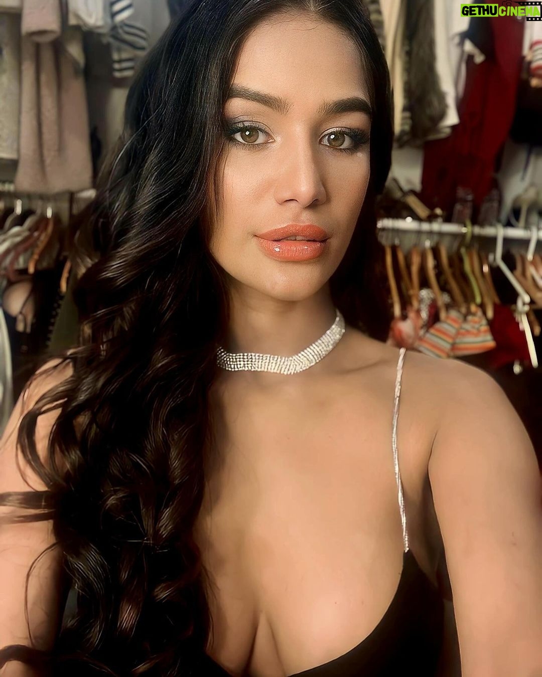Poonam Pandey - 71.4K Likes - Caught between Outfit choices and closet chaos- the struggle is real
.
.
#poonampandey #blackdress #wardrobe