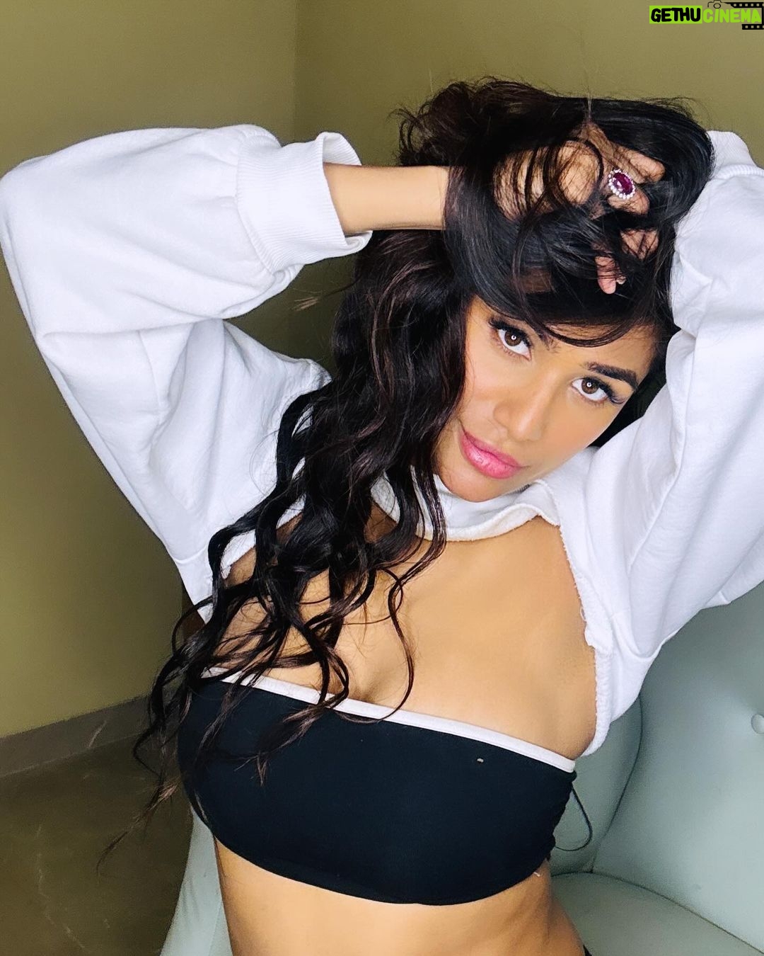 Poonam Pandey Instagram - What should I caption this? . . #poonampandey #poonampandeyreal #photos #fun