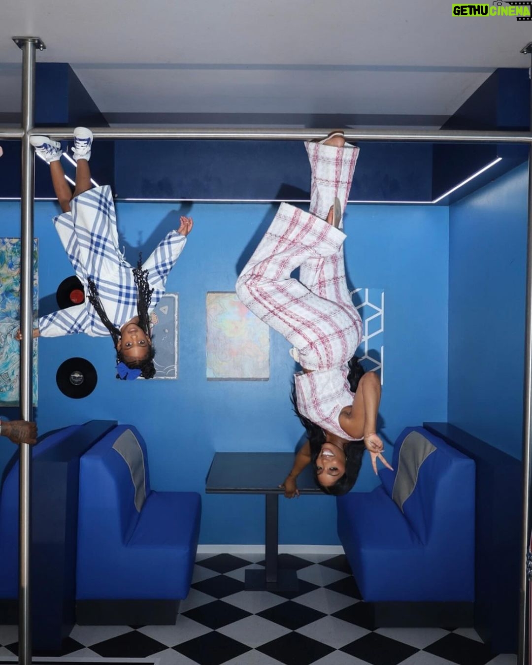 Porsha Williams Guobadia Instagram - Happy Sunday 🤸🏾♀️🤸🏾♀️🤸🏾♀️ #MuseumOfIllusions #Brother @museumofillusions_atlanta