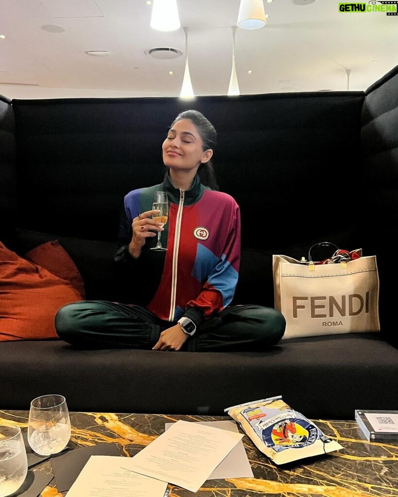 Puja Gupta Instagram - All set to come back to Bharat 🇮🇳 to my family and to my jaans 🐶 🐕 ✈️ 🧳 The Virgin Atlantic Clubhouse @ JFK