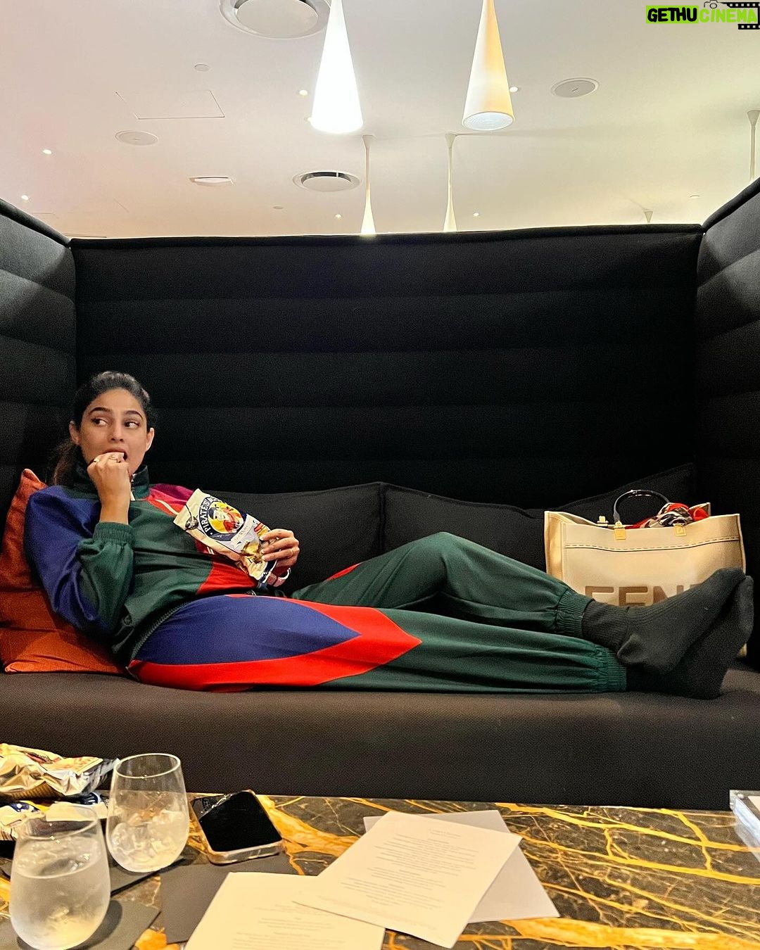 Puja Gupta Instagram - All set to come back to Bharat 🇮🇳 to my family and to my jaans 🐶 🐕 ✈️ 🧳 The Virgin Atlantic Clubhouse @ JFK