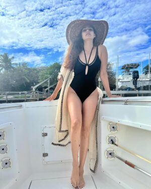 Puja Gupta Instagram - 1. "There's nothing simpler than avoiding people you don't like. Avoiding one's friends--that's the real test."
💅