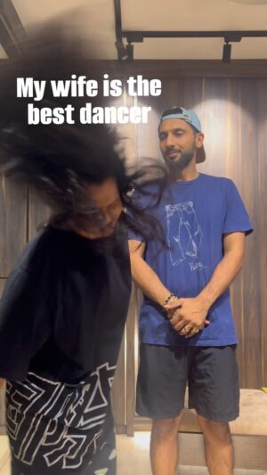 Punit Pathak Instagram - Focus dekho is ladki ka @nidhimoonysingh … waaah ! 
.
#bloopers #fun #masti #husband #wife #couplegoals #dance #laughter #trending #psenitak #instagood #happy #smile