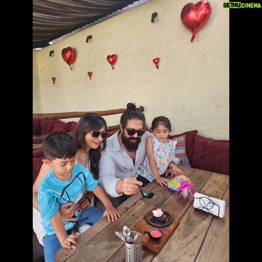 Radhika Pandit Instagram - Valentine’s lunch with my ‘forever’ Valentines ❤️🧿 #radhikapandit #nimmaRP