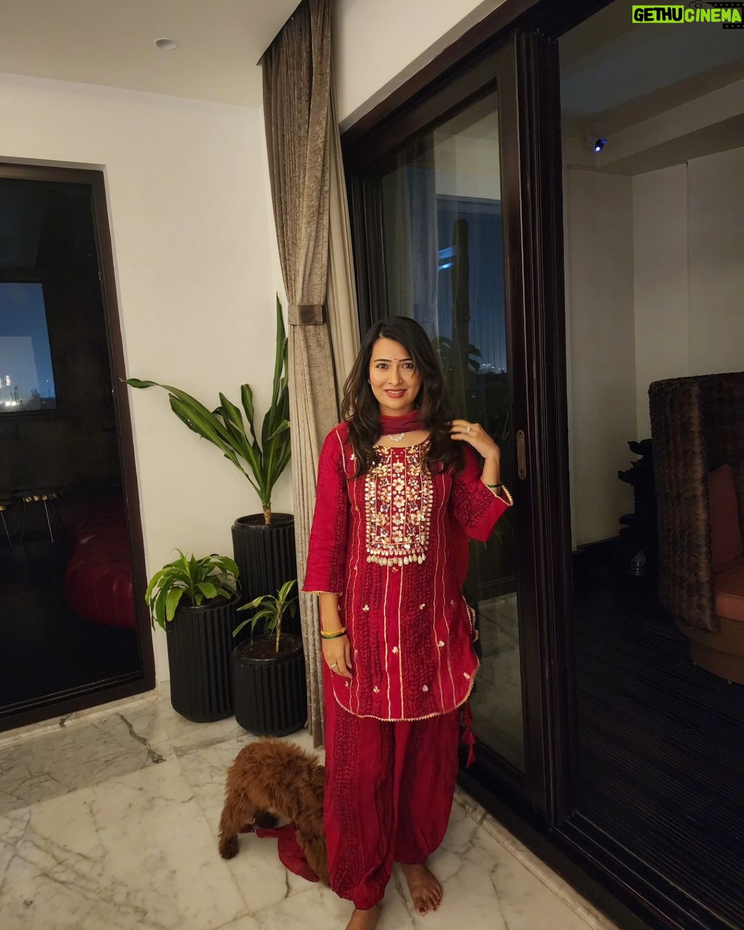 Radhika Pandit Instagram - "Let me pose Coco... never mind!!" #radhikapandit #nimmaRP