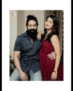 Radhika Pandit Instagram - ಪರಿಧಿಯೇ ಇಲ್ಲದ ಪ್ರೀತಿ, ನಿಷ್ಕಲ್ಮಶ ನಗು, ಕನಸುಗಳನ್ನ ಸಾಕಾರಗೊಳಿಸಬಲ್ಲದು... ನಮ್ಮ ಕುಟುಂಬದಿಂದ ನಿಮ್ಮೆಲ್ಲರಿಗೂ ಹೊಸ ವರ್ಷದ ಹಾರ್ದಿಕ ಶುಭಾಷಯಗಳು.. 🤗🧿 Where love is unconditional, laughter unfiltered and dreams turn into reality.. Wishing you all a very Happy New Year from our family to yours🤗🧿 PC: @focusphotographyservice
