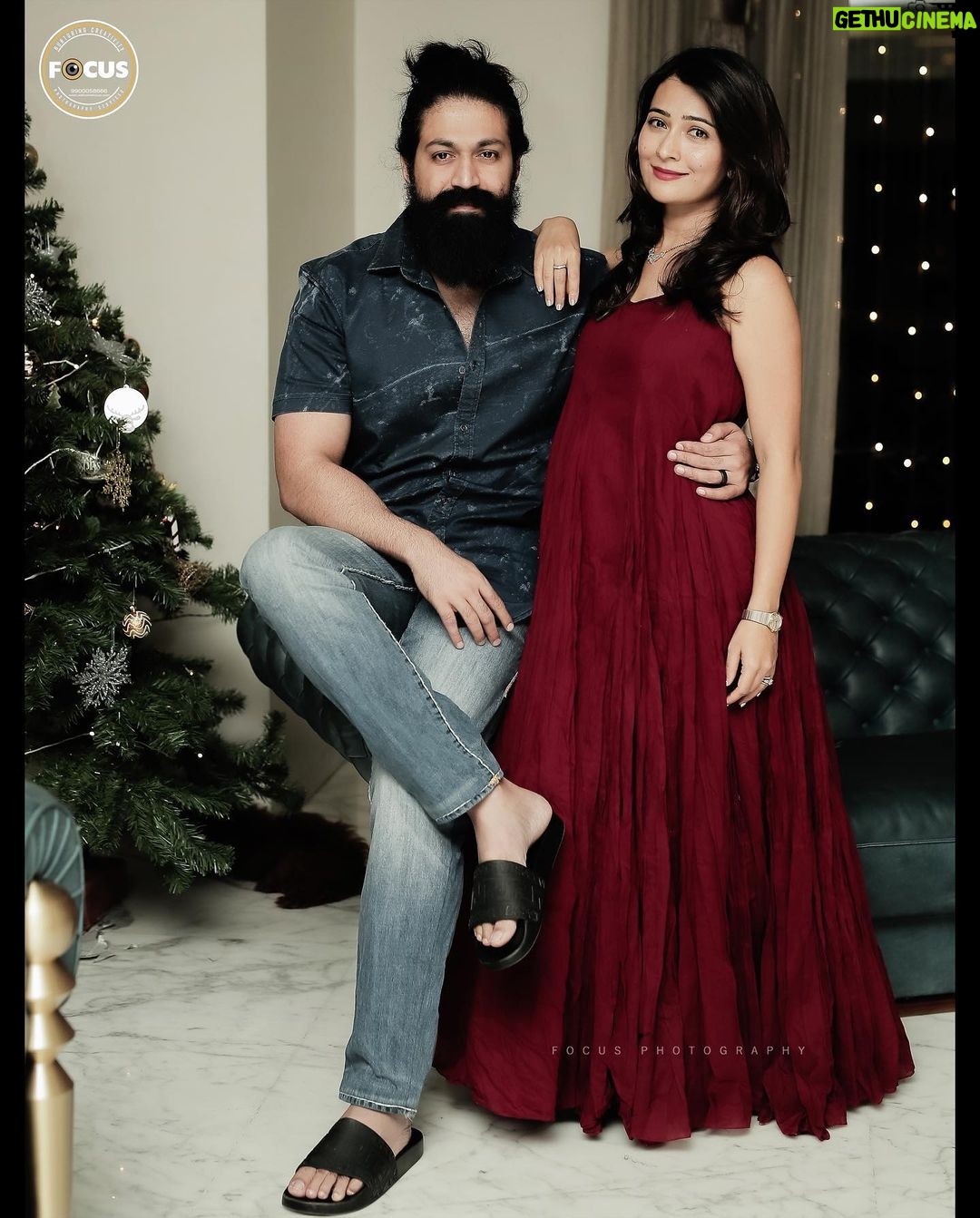 Radhika Pandit Instagram - ಪರಿಧಿಯೇ ಇಲ್ಲದ ಪ್ರೀತಿ, ನಿಷ್ಕಲ್ಮಶ ನಗು, ಕನಸುಗಳನ್ನ ಸಾಕಾರಗೊಳಿಸಬಲ್ಲದು... ನಮ್ಮ ಕುಟುಂಬದಿಂದ ನಿಮ್ಮೆಲ್ಲರಿಗೂ ಹೊಸ ವರ್ಷದ ಹಾರ್ದಿಕ ಶುಭಾಷಯಗಳು.. 🤗🧿 Where love is unconditional, laughter unfiltered and dreams turn into reality.. Wishing you all a very Happy New Year from our family to yours🤗🧿 PC: @focusphotographyservice