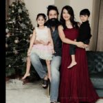 Radhika Pandit Instagram - ಪರಿಧಿಯೇ ಇಲ್ಲದ ಪ್ರೀತಿ, ನಿಷ್ಕಲ್ಮಶ ನಗು, ಕನಸುಗಳನ್ನ ಸಾಕಾರಗೊಳಿಸಬಲ್ಲದು... ನಮ್ಮ ಕುಟುಂಬದಿಂದ ನಿಮ್ಮೆಲ್ಲರಿಗೂ ಹೊಸ ವರ್ಷದ ಹಾರ್ದಿಕ ಶುಭಾಷಯಗಳು.. 🤗🧿 Where love is unconditional, laughter unfiltered and dreams turn into reality.. Wishing you all a very Happy New Year from our family to yours🤗🧿 PC: @focusphotographyservice
