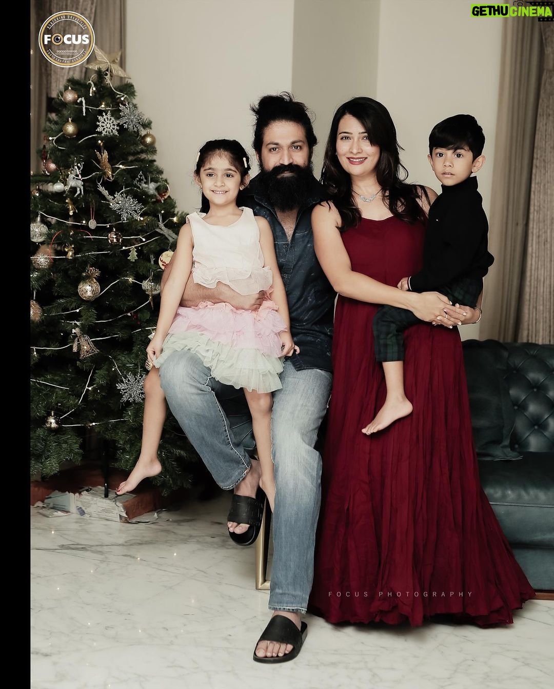 Radhika Pandit Instagram - ಪರಿಧಿಯೇ ಇಲ್ಲದ ಪ್ರೀತಿ, ನಿಷ್ಕಲ್ಮಶ ನಗು, ಕನಸುಗಳನ್ನ ಸಾಕಾರಗೊಳಿಸಬಲ್ಲದು... ನಮ್ಮ ಕುಟುಂಬದಿಂದ ನಿಮ್ಮೆಲ್ಲರಿಗೂ ಹೊಸ ವರ್ಷದ ಹಾರ್ದಿಕ ಶುಭಾಷಯಗಳು.. 🤗🧿 Where love is unconditional, laughter unfiltered and dreams turn into reality.. Wishing you all a very Happy New Year from our family to yours🤗🧿 PC: @focusphotographyservice
