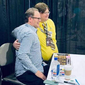 Rainn Wilson Instagram - Had some AMAZING connections at the Office Reunion convention! Was feeling sick and had laryngitis and wasn’t able to finish signing for about 487 people (so sorry!) but THE OFFICE FANS ARE THE GREATEST FANS ON EARTH! @BBBaumgartner @CreedBratton