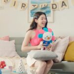 Ranee Campen Instagram - 🎂มาร้องเพลง Happy Birthday ให้น้องลาซและช้อปเซลใหญ่วันเกิดลาซาด้าไปพร้อมกับเบลกันนะคะ 💙 ช้อปได้ตั้งแต่ 24 มี.ค.(2 ทุ่ม) - 27 มี.ค.67 เลยน้าาา 🚛คูปองวันเกิดลงสูงสุด 10,000.-* 🛒แบรนด์ดังลดแรงสูงสุด 90%* 🎫ส่งฟรีไม่มีขั้นต่ำ* 💙ดีลเด็ดลดแรง 24 มี.ค.(2 ทุ่ม) - 25 มี.ค.(ตี 2) *คูปองมีจำนวนจำกัด เงื่อนไขเป็นไปตามที่บริษัทฯ กำหนด ดูรายละเอียดเพิ่มเติมได้ที่ลาซาด้าแอปพลิเคชันและ www.lazada.co.th #เซลใหญ่วันเกิดลาซาด้า #LazadaEpicBirthdaySaleTH #LazzieBDAYxBella #LazadaTH