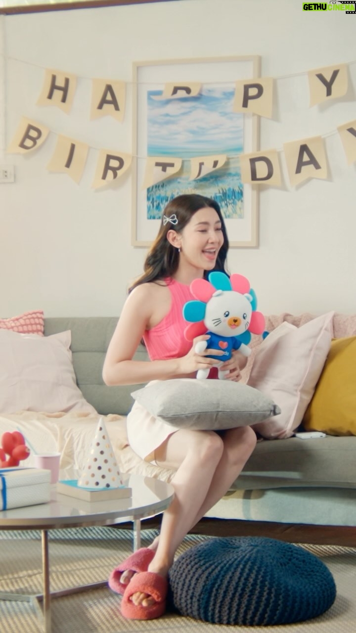 Ranee Campen Instagram - 🎂มาร้องเพลง Happy Birthday ให้น้องลาซและช้อปเซลใหญ่วันเกิดลาซาด้าไปพร้อมกับเบลกันนะคะ 💙 ช้อปได้ตั้งแต่ 24 มี.ค.(2 ทุ่ม) - 27 มี.ค.67 เลยน้าาา 🚛คูปองวันเกิดลงสูงสุด 10,000.-* 🛒แบรนด์ดังลดแรงสูงสุด 90%* 🎫ส่งฟรีไม่มีขั้นต่ำ* 💙ดีลเด็ดลดแรง 24 มี.ค.(2 ทุ่ม) - 25 มี.ค.(ตี 2) *คูปองมีจำนวนจำกัด เงื่อนไขเป็นไปตามที่บริษัทฯ กำหนด ดูรายละเอียดเพิ่มเติมได้ที่ลาซาด้าแอปพลิเคชันและ www.lazada.co.th #เซลใหญ่วันเกิดลาซาด้า #LazadaEpicBirthdaySaleTH #LazzieBDAYxBella #LazadaTH