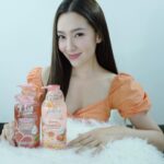 Ranee Campen Instagram - วันนี้เบลเลยจะมาป้ายยาไอเทมที่ช่วยให้ผิวของเบลดูโกลว์ใสมีออร่าตลอด เพราะเบลใช้เจลอาบน้ำ BeNice Super Collagen C+ Radiance คู่กับ BeNice Honey & Nectarine ได้ทั้งขัดผิวและบำรุงผิวพร้อมกันไปเลยขณะอาบน้ำ ไม่ว่าจะออกอีเว้นท์ หรือจะถ่ายงาน เบลก็มั่นใจพร้อมโชว์ผิวสวย ☺️💕 ไปหาซื้อกันได้ที่ร้านค้าชั้นนำทั่วประเทศ #BeNiceScrub #BeNiceHoneyNectarine