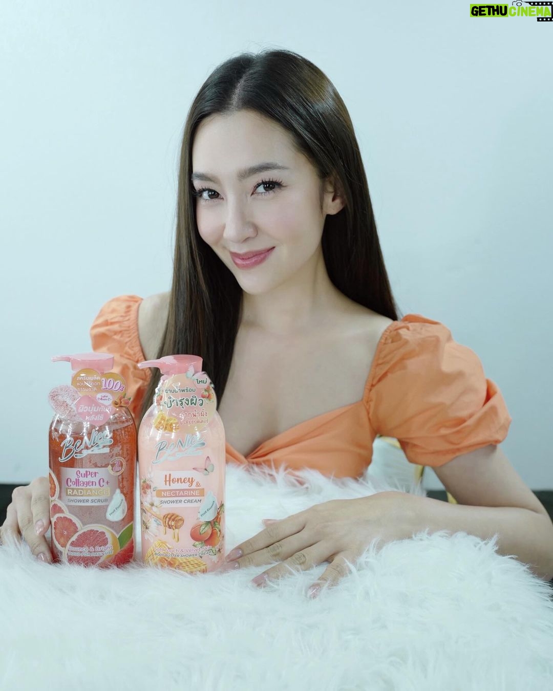 Ranee Campen Instagram - วันนี้เบลเลยจะมาป้ายยาไอเทมที่ช่วยให้ผิวของเบลดูโกลว์ใสมีออร่าตลอด เพราะเบลใช้เจลอาบน้ำ BeNice Super Collagen C+ Radiance คู่กับ BeNice Honey & Nectarine ได้ทั้งขัดผิวและบำรุงผิวพร้อมกันไปเลยขณะอาบน้ำ ไม่ว่าจะออกอีเว้นท์ หรือจะถ่ายงาน เบลก็มั่นใจพร้อมโชว์ผิวสวย ☺️💕 ไปหาซื้อกันได้ที่ร้านค้าชั้นนำทั่วประเทศ #BeNiceScrub #BeNiceHoneyNectarine