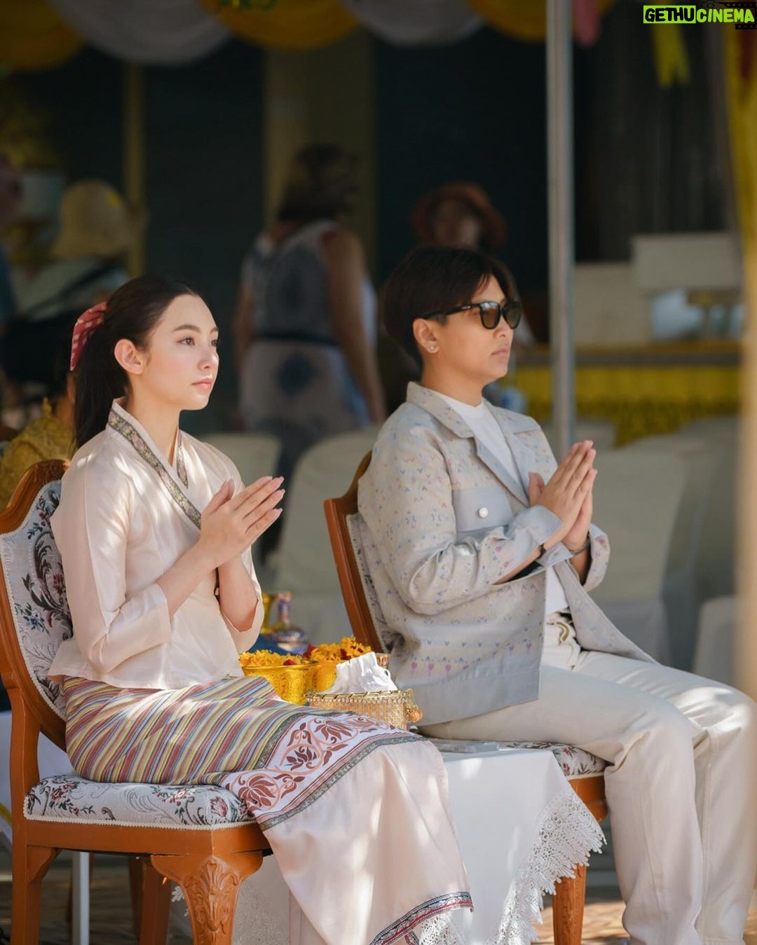 Ranee Campen Instagram - บวงสรวงพระธาตุดอยสุเทพ แม่บุญเรือน โตงบุญเติม ทำบุญสืบชะตา ปล่อยปลาให้ชีวิต🤍 ขอน้อมนำบุญส่งถึงกัลยาณมิตรทุกคนนะคะ🙏🏻✨