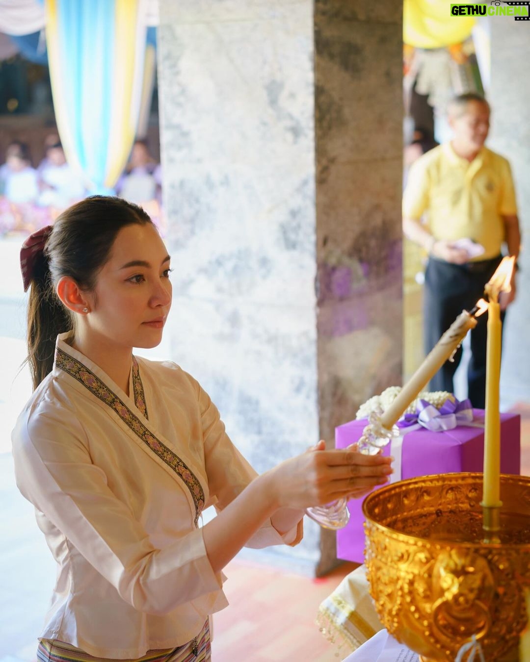Ranee Campen Instagram - บวงสรวงพระธาตุดอยสุเทพ แม่บุญเรือน โตงบุญเติม ทำบุญสืบชะตา ปล่อยปลาให้ชีวิต🤍 ขอน้อมนำบุญส่งถึงกัลยาณมิตรทุกคนนะคะ🙏🏻✨