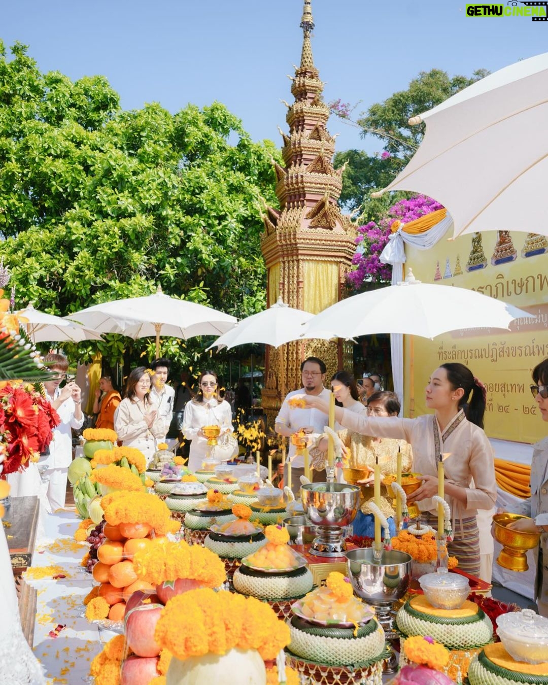 Ranee Campen Instagram - บวงสรวงพระธาตุดอยสุเทพ แม่บุญเรือน โตงบุญเติม ทำบุญสืบชะตา ปล่อยปลาให้ชีวิต🤍 ขอน้อมนำบุญส่งถึงกัลยาณมิตรทุกคนนะคะ🙏🏻✨
