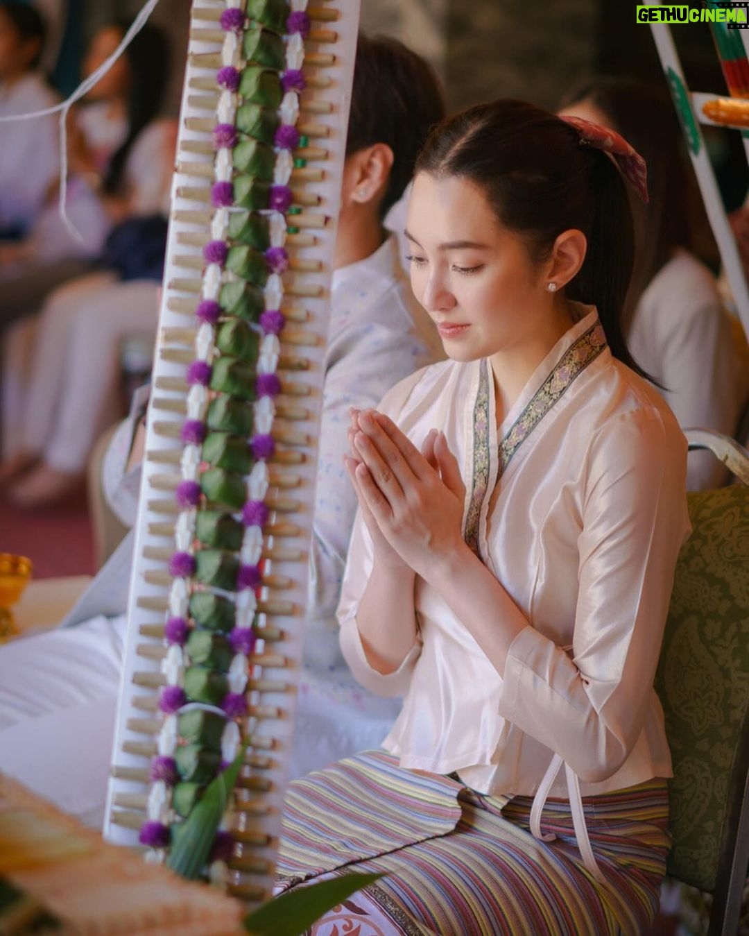 Ranee Campen Instagram - บวงสรวงพระธาตุดอยสุเทพ แม่บุญเรือน โตงบุญเติม ทำบุญสืบชะตา ปล่อยปลาให้ชีวิต🤍 ขอน้อมนำบุญส่งถึงกัลยาณมิตรทุกคนนะคะ🙏🏻✨