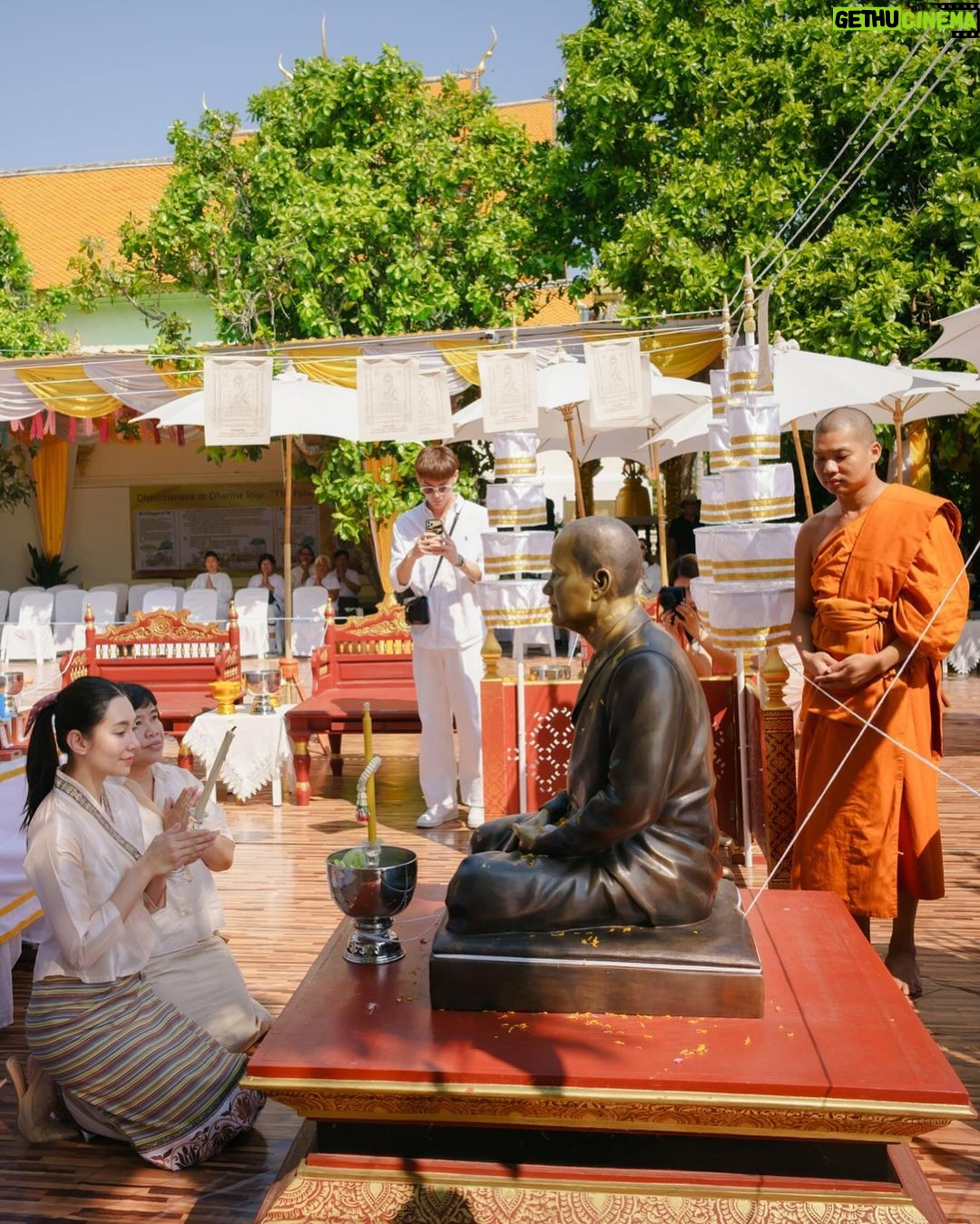 Ranee Campen Instagram - บวงสรวงพระธาตุดอยสุเทพ แม่บุญเรือน โตงบุญเติม ทำบุญสืบชะตา ปล่อยปลาให้ชีวิต🤍 ขอน้อมนำบุญส่งถึงกัลยาณมิตรทุกคนนะคะ🙏🏻✨