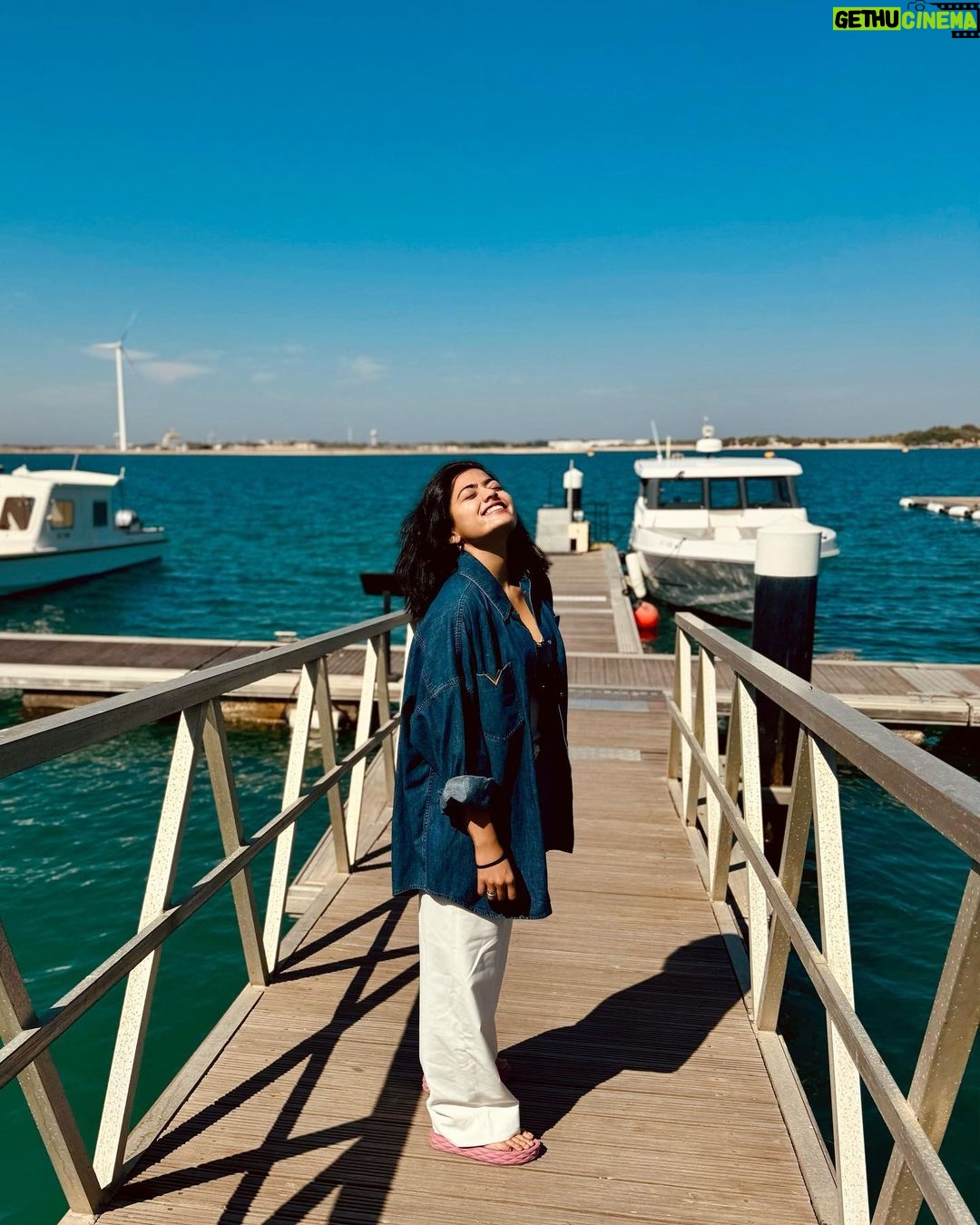 Rashmika Mandanna Instagram - Live everyday like it’s your last! I know it sounds like one of those boring quotes... 😋 We all have bills to pay, earn our respect, achieve our goals and dreams, work hard, study hard, submit assignments before deadlines and have successful careers... Or be the 1st in our class or become a rich and wealthy person. Buy that car or buy this house or get a seat in that college or get scholarships and all of that and in the midst of trying to achieve all of this and more... we forget to do what is most important... living in the moment...🤍 We keep thinking we’ll work super hard right now and get what we want and we often keep our happinesses secondary... but know that goals never stop... we always keep wanting more... that’s how we humans are... ✨ It’s important... all the achievements and goals and dreams and wealth is important... but what if... just what if living in our present was also equally important... then what happens? ❤️ @ncstravels @anantarasirbaniyas #TheWildIsWaiting #AnantaraHotels