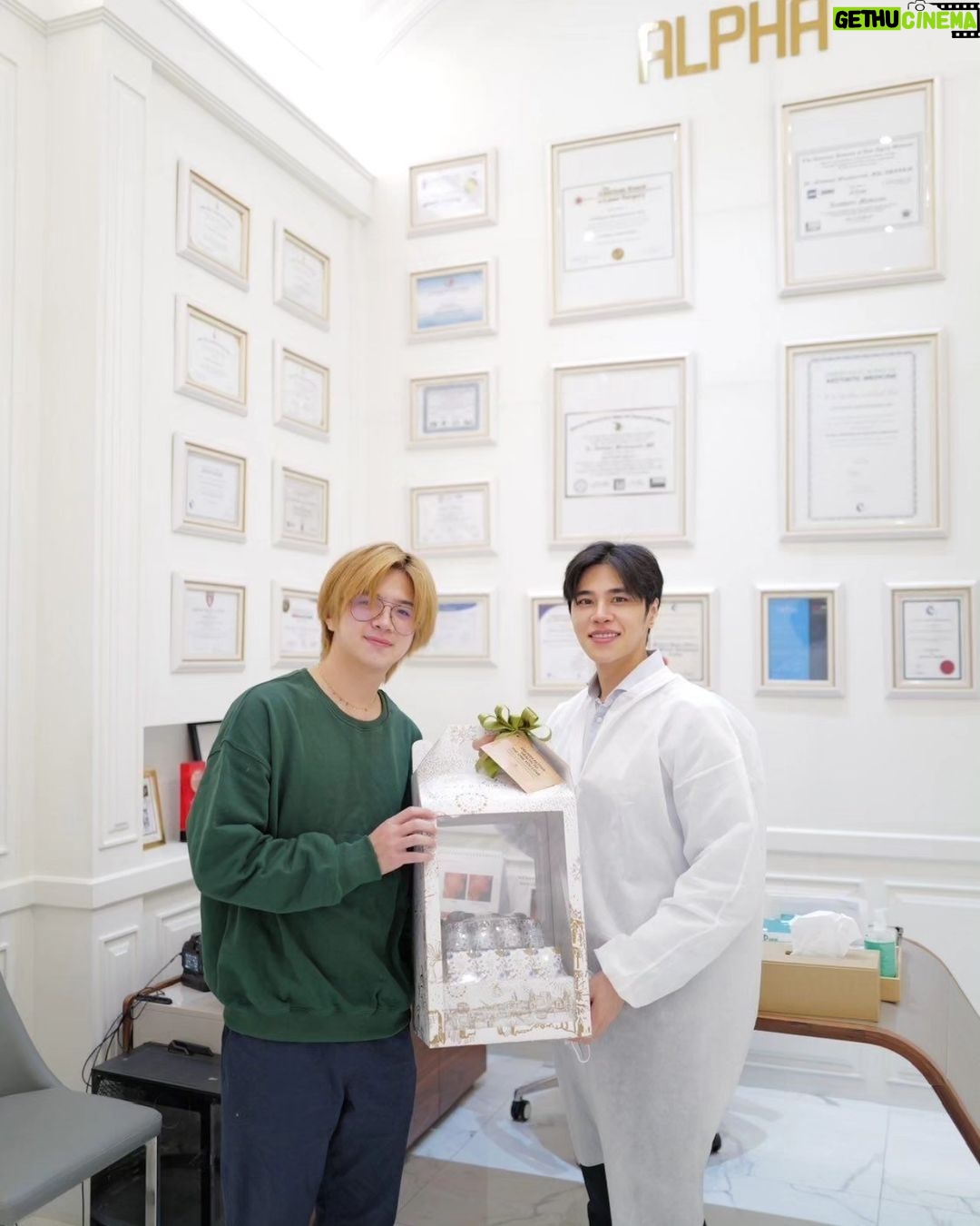 Rathavit Kijworalak Instagram - ขอบคุณพี่หมอ @dr_natthapat และ @alphamedicalclinic ที่ช่วยดูแลใบหน้าของแปลนมาตลอดนะค้าบบ ใจดีมากมากเลย สวัสดีปีใหม่ล่วงหน้านะค้าบบ 😍.