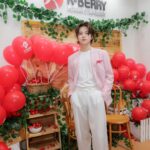 Rathavit Kijworalak Instagram – ดีใจที่ได้เจอทุกคนนะครับ 

🍓งาน The Temptation of Strawberry 🍓ยังมีถึง 24 มี.ค. 67 นี้ 

ใครอยากช้อปสตรอว์เบอร์รีเกาหลีก็ไปกันได้เลย

#EnjoyKFood 
#Kfood #Kfruits #Kberry 
#ThetemptationOfStrawberry 
#kberrypopup2024