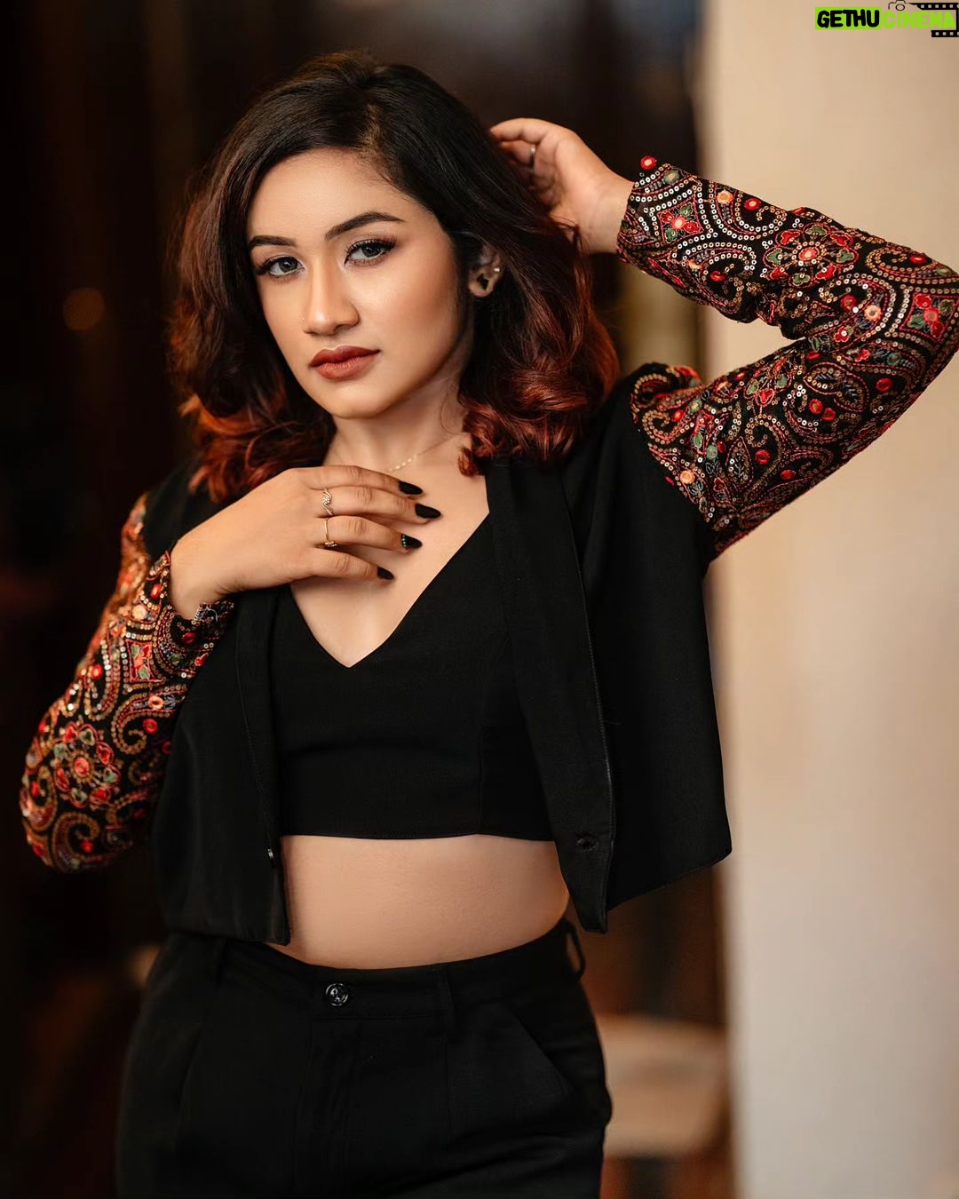 Raveena Daha Instagram - 🖤🫀 ✨ Makeup & hair - @alana_makeupstudio Nail - @nails_by_vijaya Designer - @eshush_thedesignerstudio Styling - @_designer_eshush_ Fabric - @affluent_choices Pc - @6framessphotography #raveena #raveenadaha #love #laugh #live