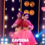 Raveena Daha Instagram - Katchi Sera Nikkuthu Kan Azhaikkuthu!💃🕺 #Raveena #Vignesh | Jodi Are U Ready சனி மற்றும் ஞாயிறு இரவு 9.30 மணிக்கு... நம்ம விஜய் டிவில... #LetsDanceBuddy #SandyMaster #Sridevi #Meena #JodiAreUready #DanceShow #Dance #VijayTelevision #VijayTV #TamilTV