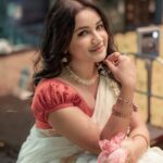 Raveena Daha Instagram - എല്ലാവർക്കും സ്നേഹം നിറഞ്ഞ ഉത്രാടം ആശംസകൾ 🌼🌸 #uthradam #onam #onam23 #raveena #RD Makeup & hair - @alana_makeupstudio Pc - @sathyaphotography3 Jwellery - @gold_copy1486 Stylist: @keziah_costume_stylist Outfits : @beufashions