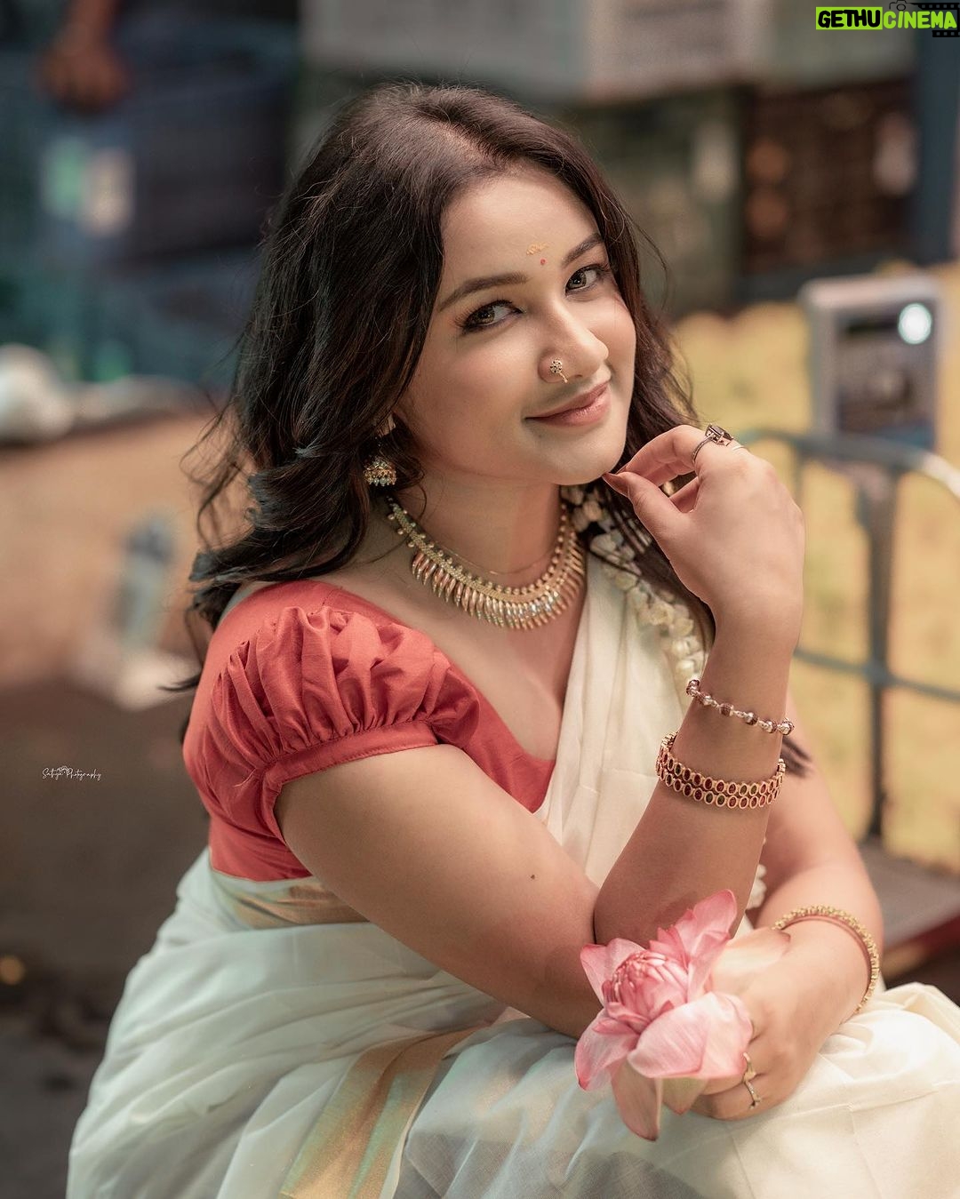 Raveena Daha Instagram - എല്ലാവർക്കും സ്നേഹം നിറഞ്ഞ ഉത്രാടം ആശംസകൾ 🌼🌸 #uthradam #onam #onam23 #raveena #RD Makeup & hair - @alana_makeupstudio Pc - @sathyaphotography3 Jwellery - @gold_copy1486 Stylist: @keziah_costume_stylist Outfits : @beufashions