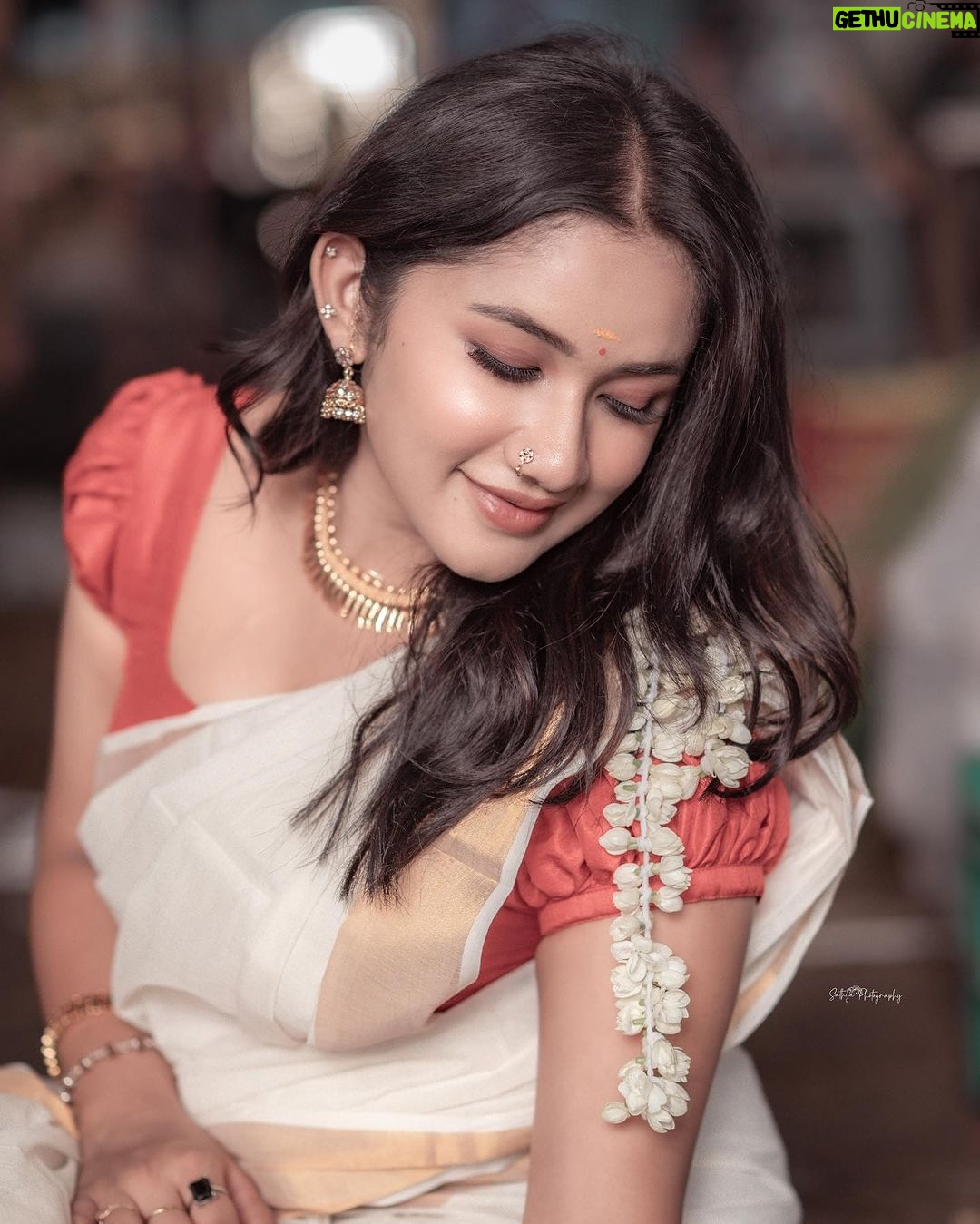 Raveena Daha Instagram - എല്ലാവർക്കും സ്നേഹം നിറഞ്ഞ ഓണാശംസകൾ 🌼🤍✨ #onam #onam23 #raveena #RD Makeup & hair - @alana_makeupstudio Pc - @sathyaphotography3 Jwellery - @gold_copy1486 Stylist: @keziah_costume_stylist Outfits : @beufashions