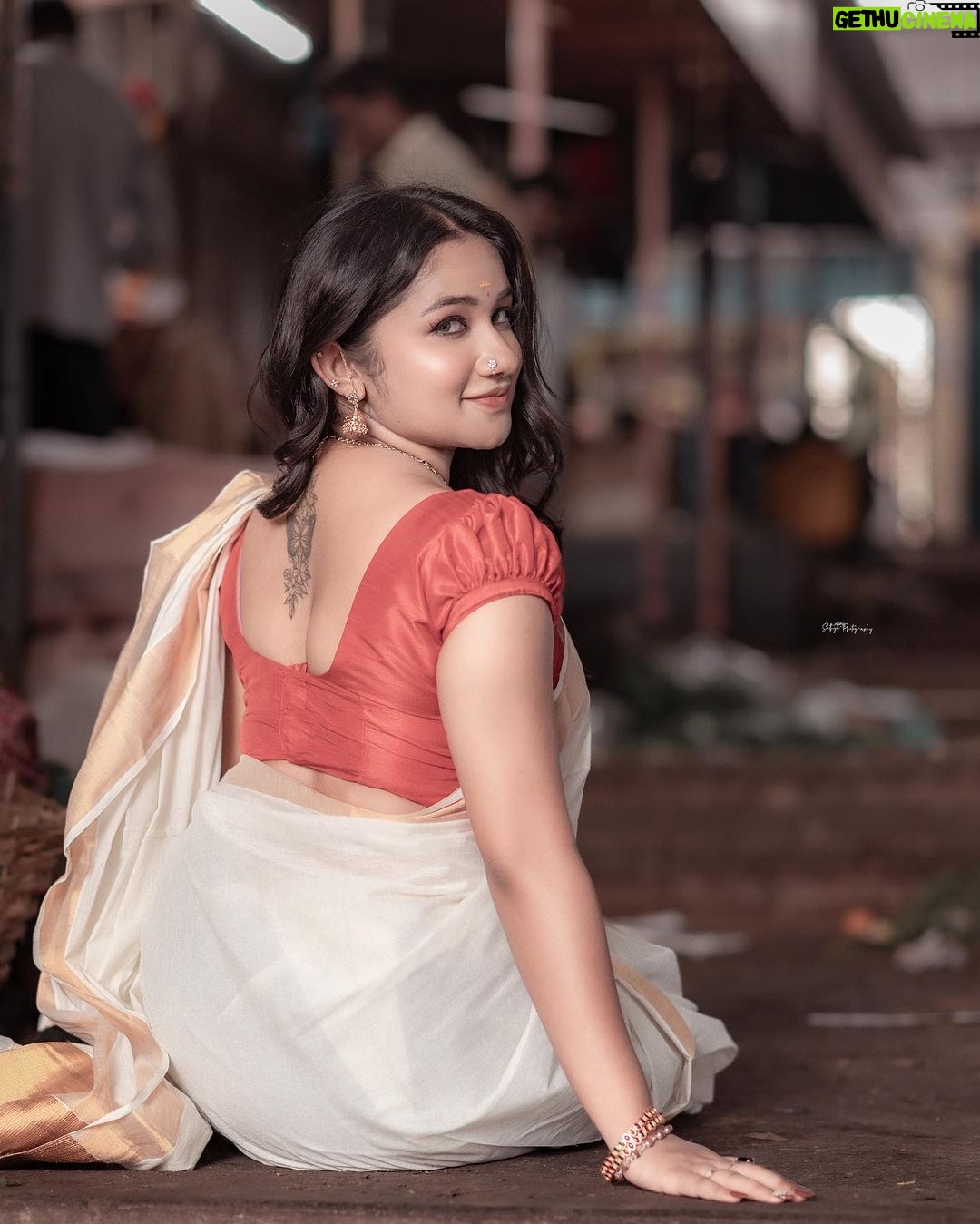 Raveena Daha Instagram - എല്ലാവർക്കും സ്നേഹം നിറഞ്ഞ ഓണാശംസകൾ 🌼🤍✨ #onam #onam23 #raveena #RD Makeup & hair - @alana_makeupstudio Pc - @sathyaphotography3 Jwellery - @gold_copy1486 Stylist: @keziah_costume_stylist Outfits : @beufashions