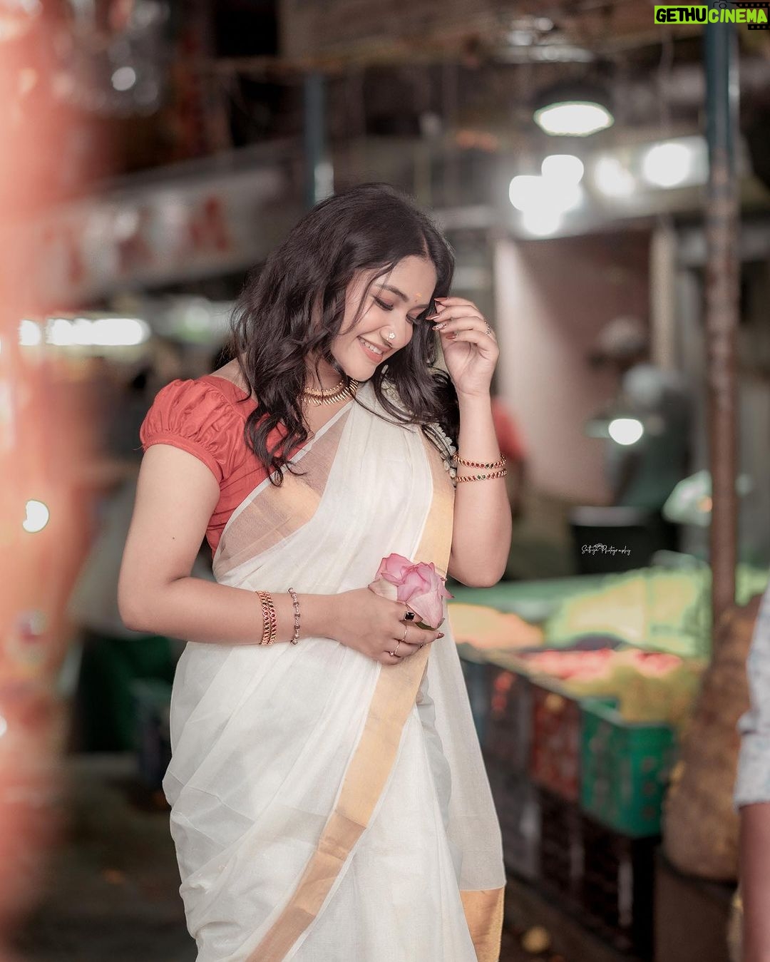 Raveena Daha Instagram - എല്ലാവർക്കും സ്നേഹം നിറഞ്ഞ ഓണാശംസകൾ 🌼🤍✨ #onam #onam23 #raveena #RD Makeup & hair - @alana_makeupstudio Pc - @sathyaphotography3 Jwellery - @gold_copy1486 Stylist: @keziah_costume_stylist Outfits : @beufashions