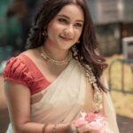 Raveena Daha Instagram - എല്ലാവർക്കും സ്നേഹം നിറഞ്ഞ ഉത്രാടം ആശംസകൾ 🌼🌸 #uthradam #onam #onam23 #raveena #RD Makeup & hair - @alana_makeupstudio Pc - @sathyaphotography3 Jwellery - @gold_copy1486 Stylist: @keziah_costume_stylist Outfits : @beufashions